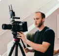 Fotograf z oddělení kriminální kriminalistiky, Aristarkh, sní o kariéře profesionálního uměleckého fotografa.