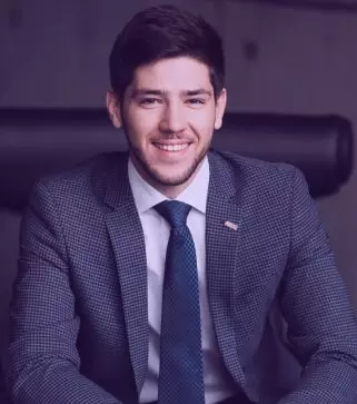 Mladý usměvavý muž v obleku