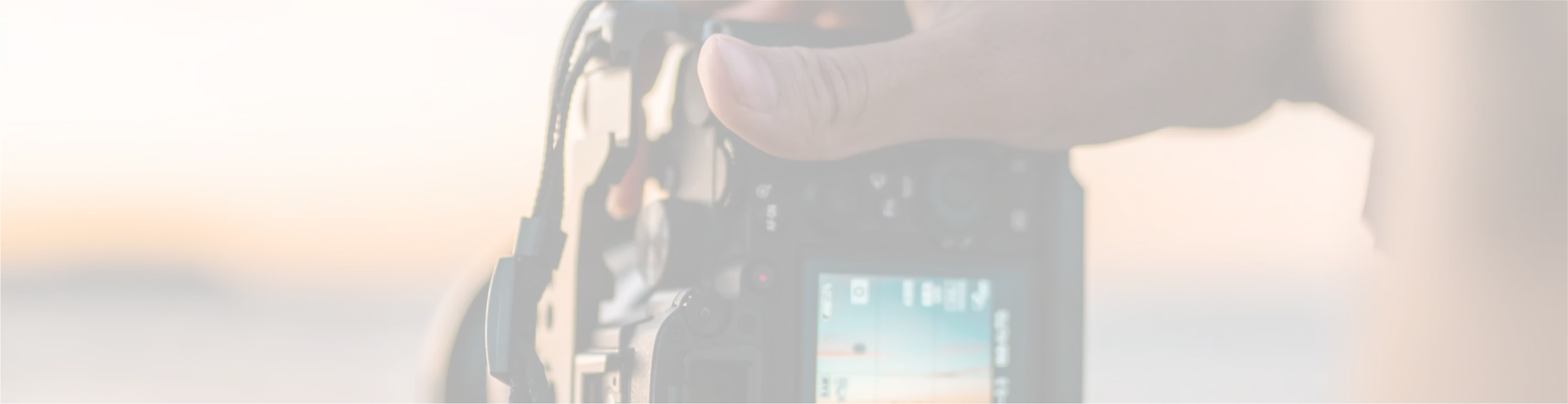 Fotografo con la macchina fotografica mentre scatta una foto