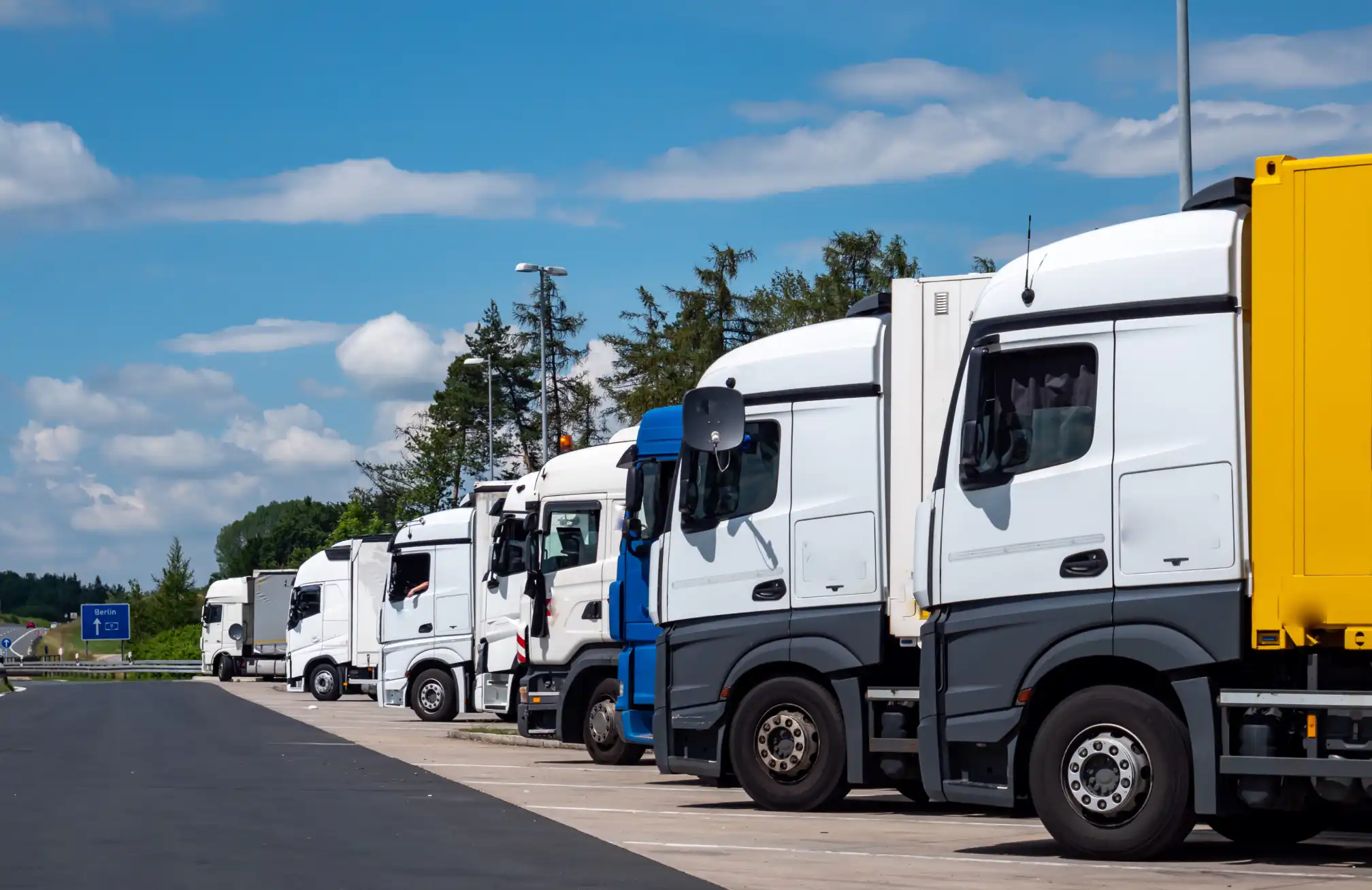 there are many trucks in the parking lot