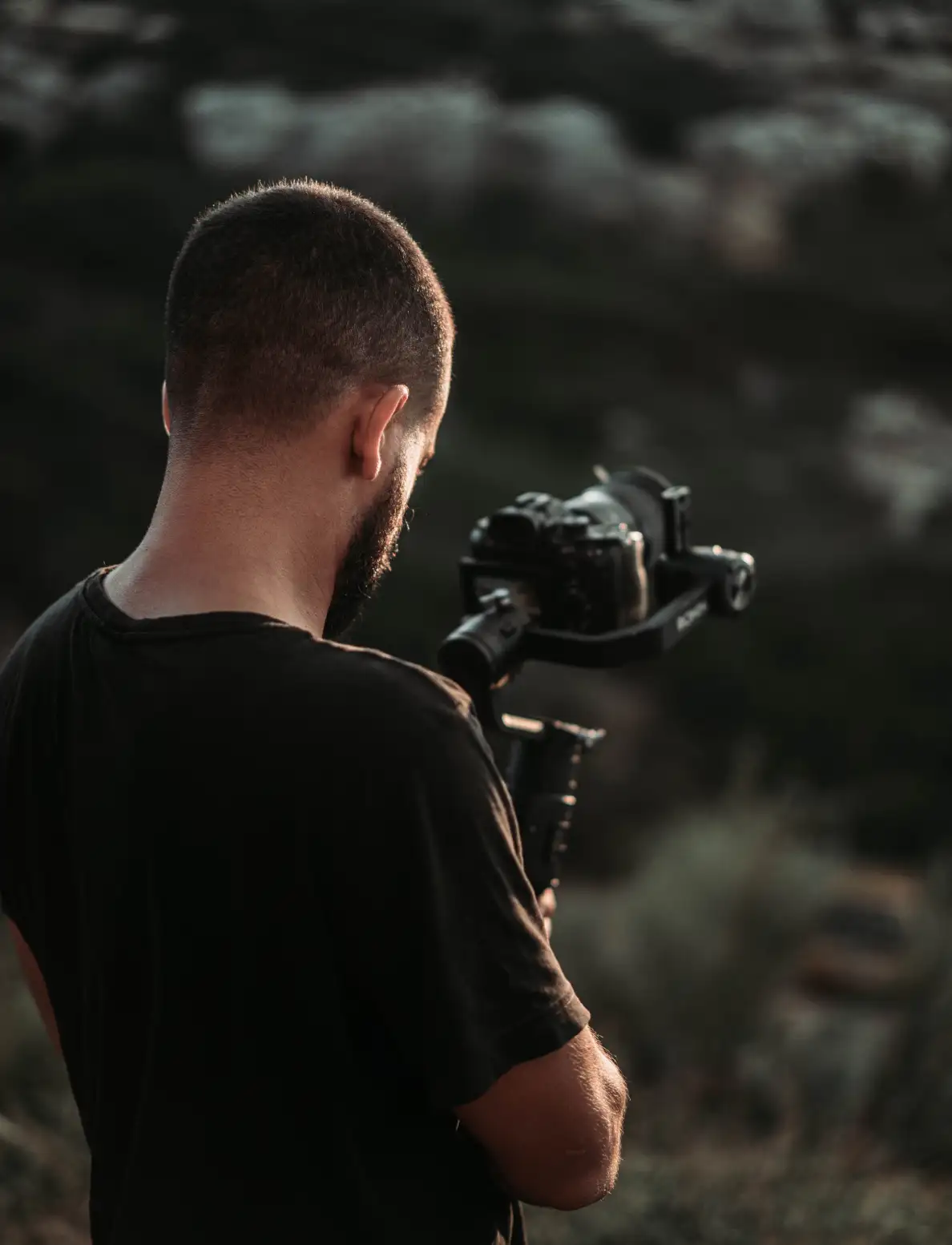 Muž používá stabilizátor pohybu k fotografování divočiny fotoaparátem
