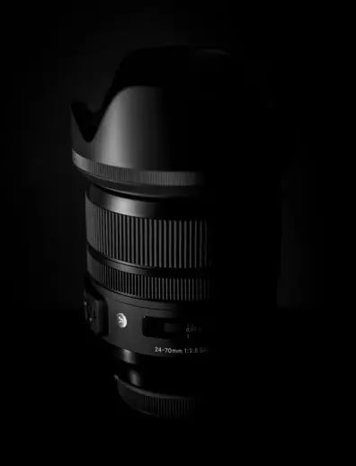 profesionální objektiv pro fotografování vzdálených krajin a detailních portrétů
