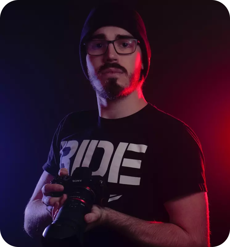 a guy in a hat and glasses