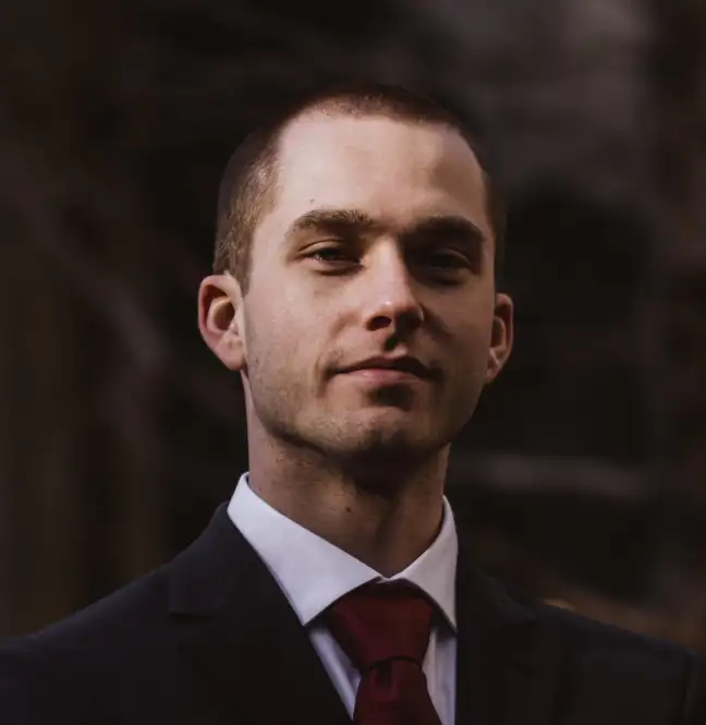 Młody mężczyzna w garniturze