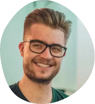 chlap v brýlích se usmívá