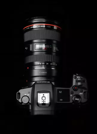 Un appareil photo reflex numérique professionnel noir avec un téléobjectif pour des prises de vue détaillées et à distance.