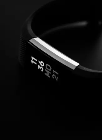 montre connectée argentée et noire avec affichage de l'heure et du jour sur son écran