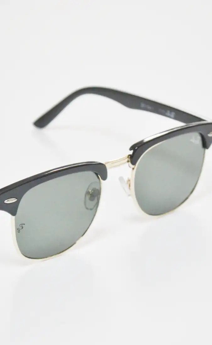 specialized glasses that adapt their lenses according to light around