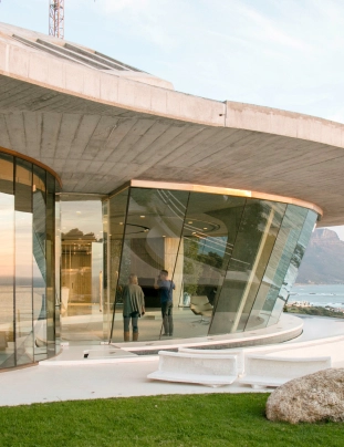 casa di celebrità vicino alla costa con pareti in vetro e ampio soggiorno per feste