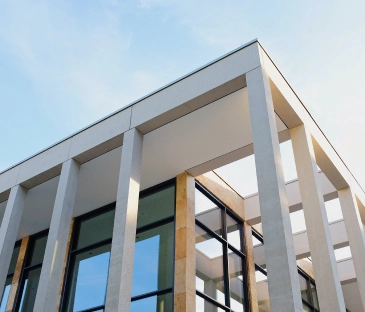 edificio moderno con travi di sostegno bianche all'esterno della costruzione