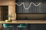 Moderní kuchyně se vyznačuje elegantním designem s tmavými skříňkami a světlou dřevěnou akcentní stěnou.