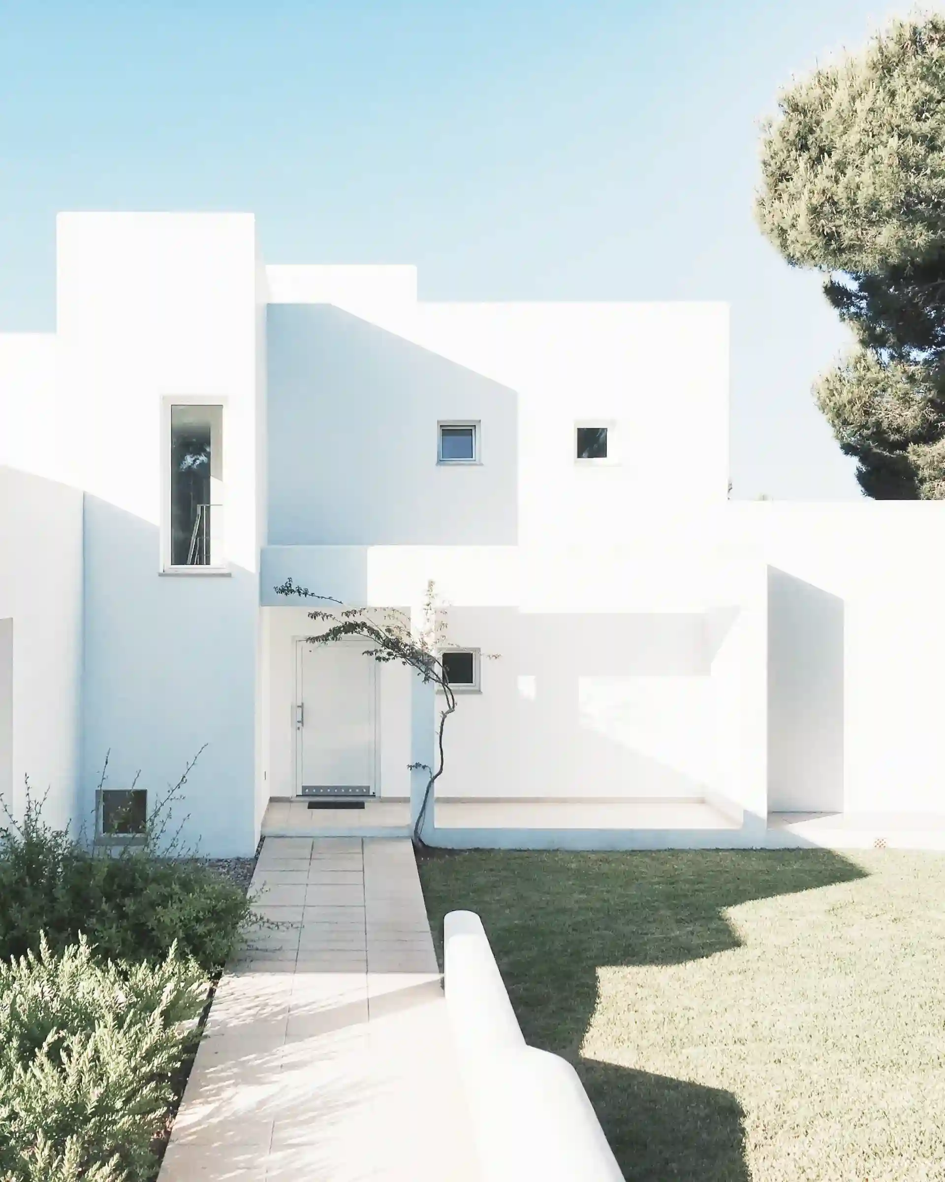 casa blanca de dos plantas