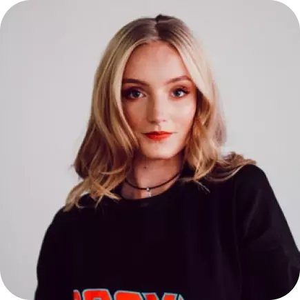 dívka v černém svetru