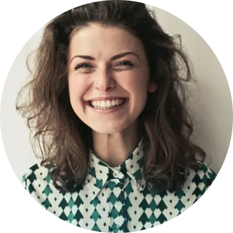 ragazza con i capelli ricci e gli occhiali