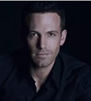 Hombre con camisa negra