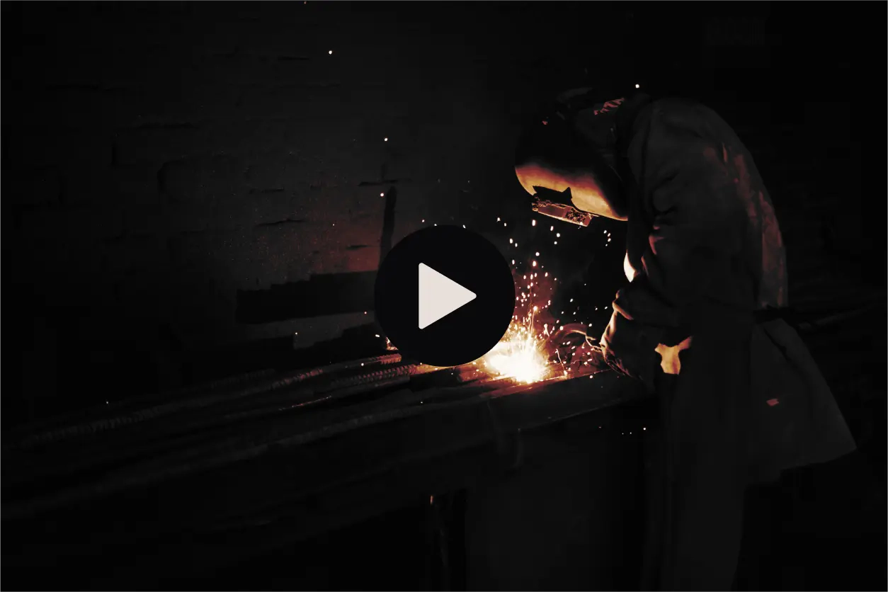 Hombre realizando trabajos de soldadura