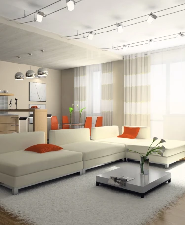 svetainės su balta sofa ir valgomojo stalu už jos nuotrauka