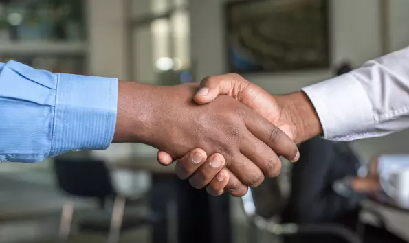 2 men shake hands
