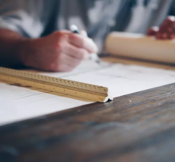 Man draws room plan