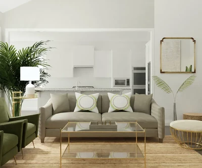 Modernioje svetainėje yra šviesiai pilka sofa su dviem raštuotomis pagalvėlėmis, stiklinis kavos staliukas su auksiniais akcentais ir žalias fotelis.