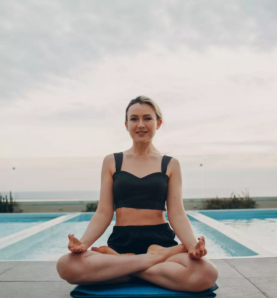 Dívka sedící v lotosové pozici