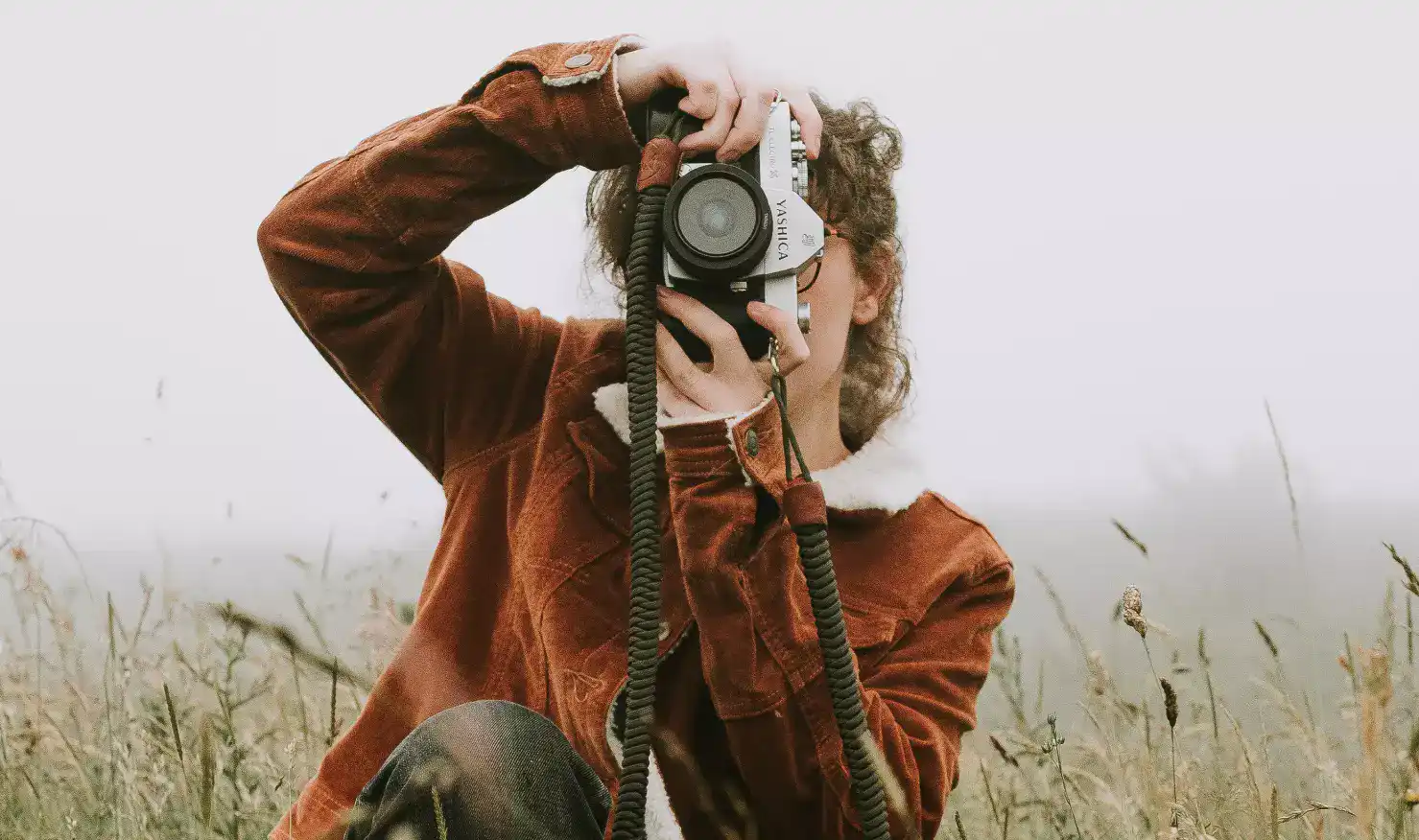 Fille prenant des photos sur le terrain