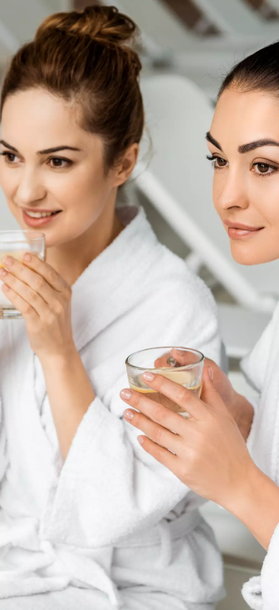 فتيات يرتدين أردية الحمام