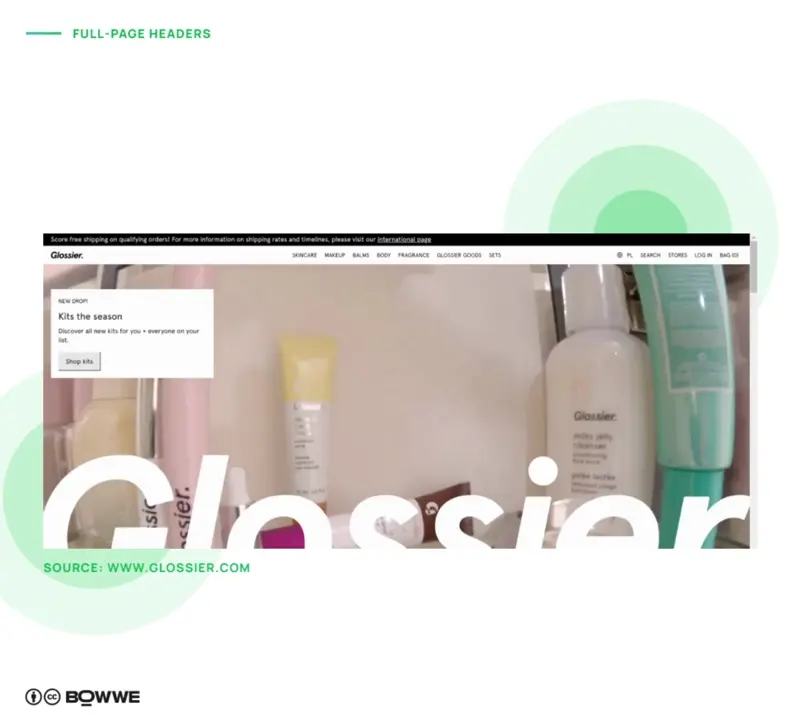 لقطة شاشة لفيديو يظهر فيه فتاتان تظهران مكياجهما من موقع Glossier