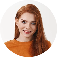 mujer pelirroja con un suéter naranja