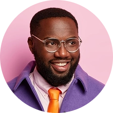 hombre con gafas y traje morado
