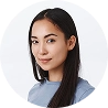 mujer con cabello oscuro y largo sonriendo