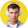 hombre rubio con auriculares blancos