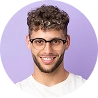 hombre de pelo rizado con gafas