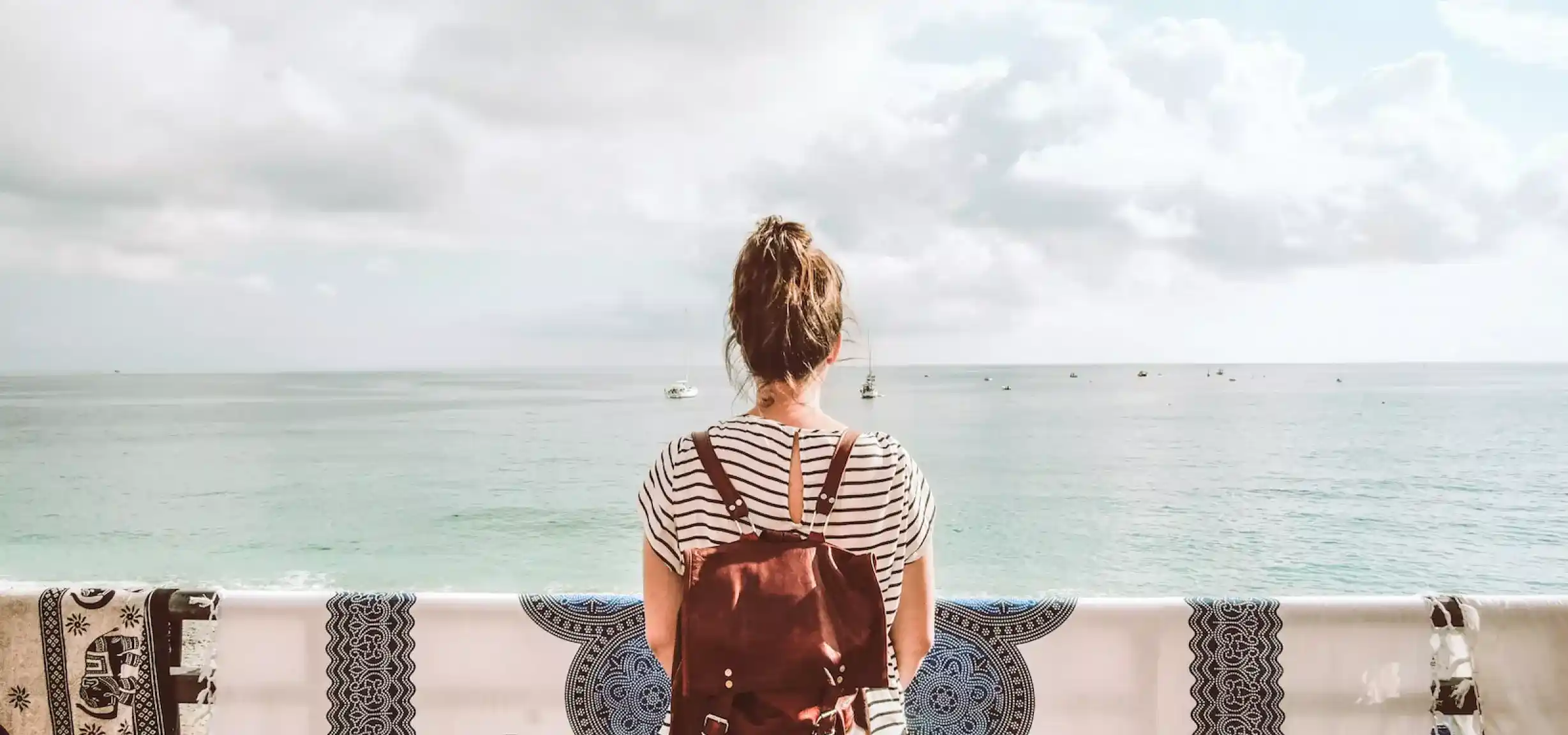 Ragazza che guarda il mare