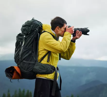 Ein Mann in einer gelben Jacke macht ein Foto