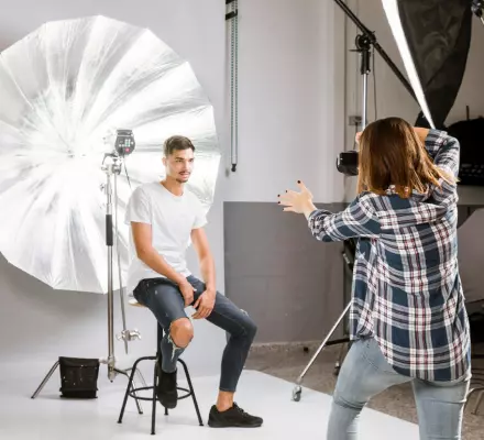 Fotografin fotografiert einen Mann