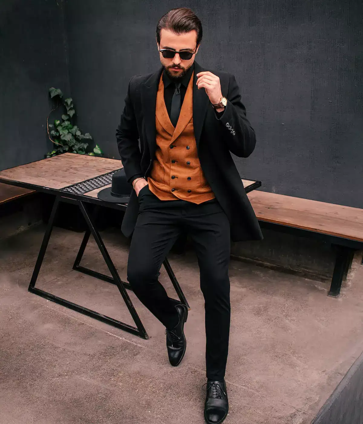 ein Mann im Anzug und mit Brille