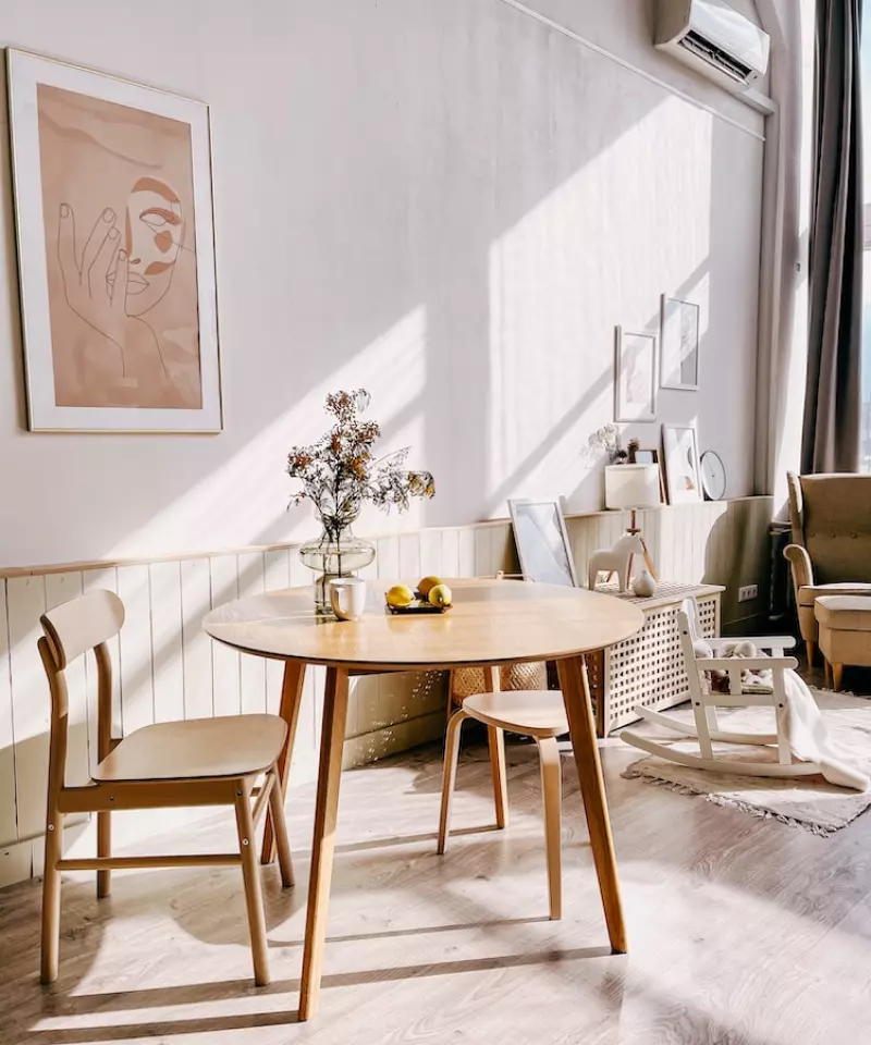 helles Zimmer mit Holzmöbeln