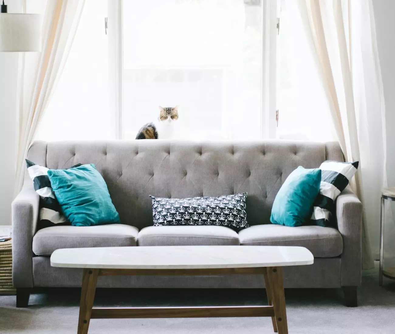ein graues Sofa und ein Tisch daneben