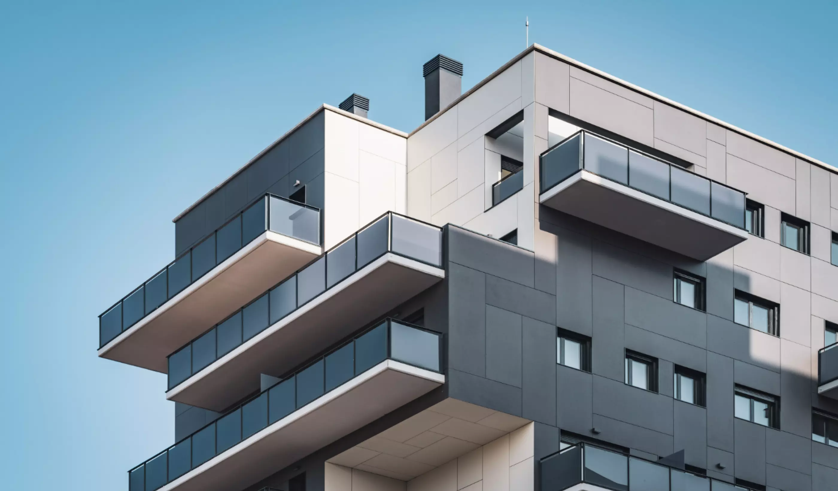Moderní černobílá budova s velkými balkony