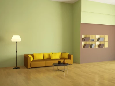 Moderní obývací pokoj je vybaven hořčicově zbarvenou pohovkou se žlutými polštáři, elegantním černým konferenčním stolkem a vysokou stojací lampou.