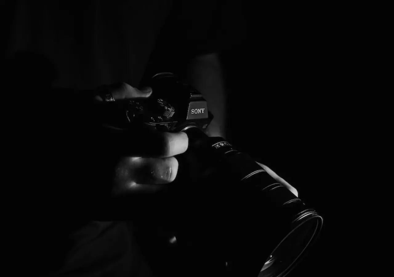fotograf drží fotoaparát