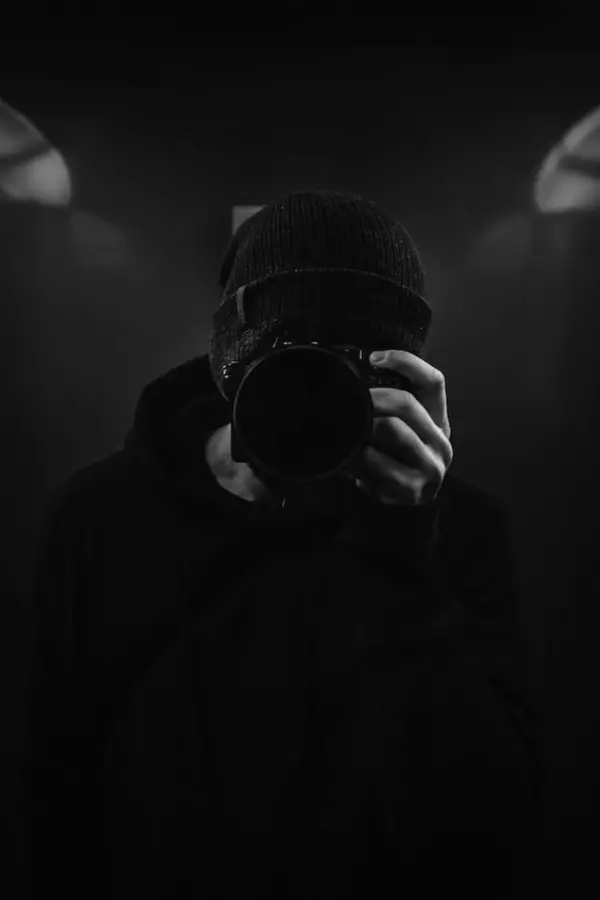 fotograf drží fotoaparát