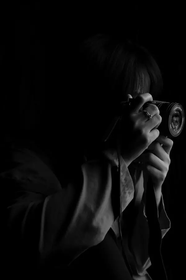 fotograf drží fotoaparát