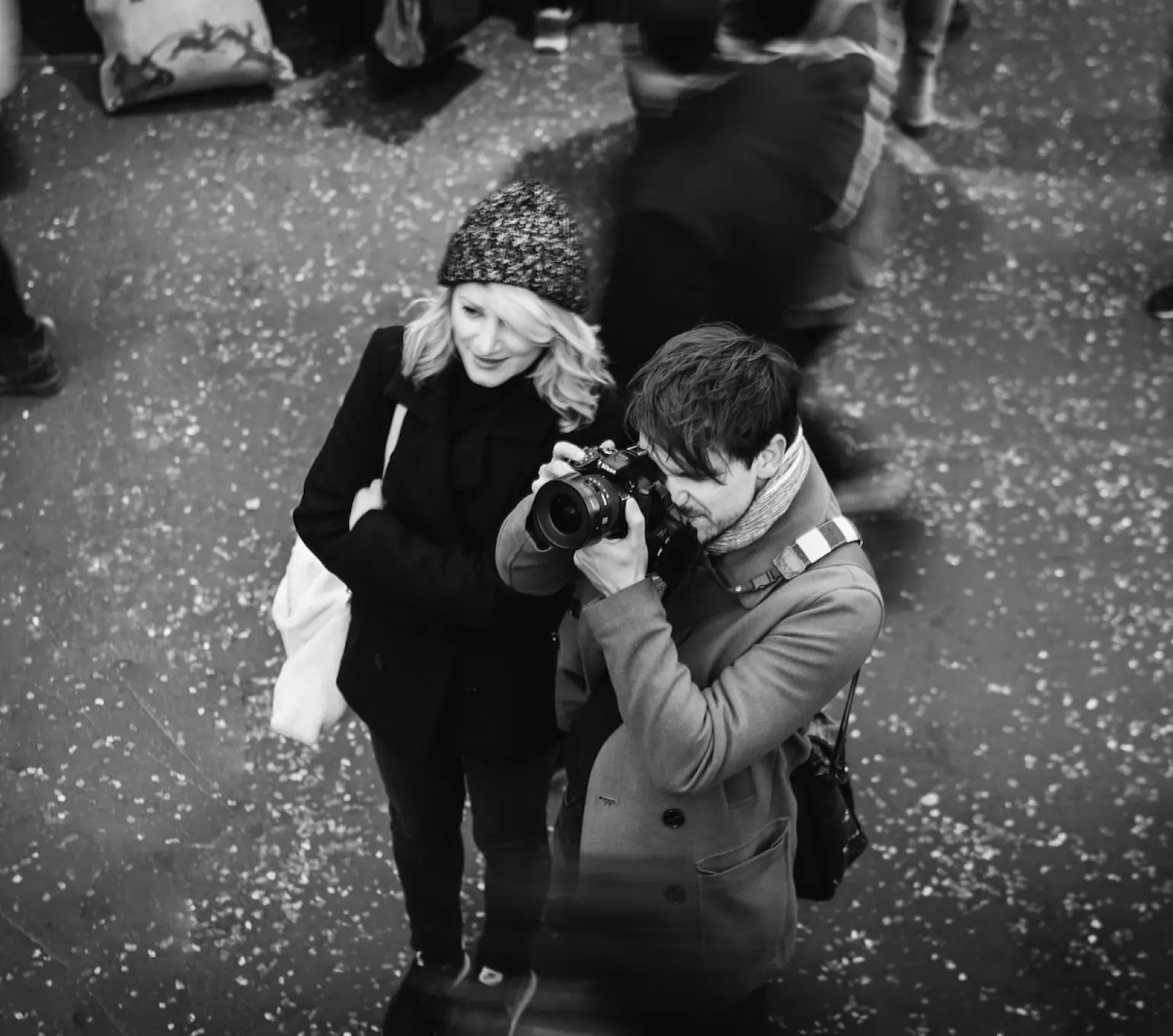 muž s fotoaparátem a dívka vedle něj