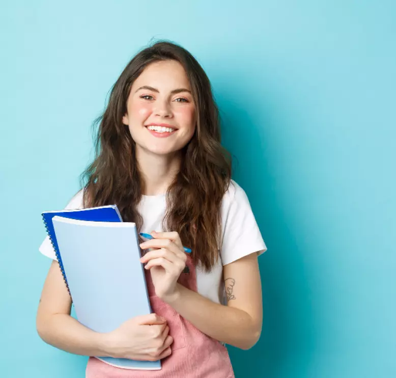ein Mädchen mit einer Tasche und Notizbüchern in der Hand