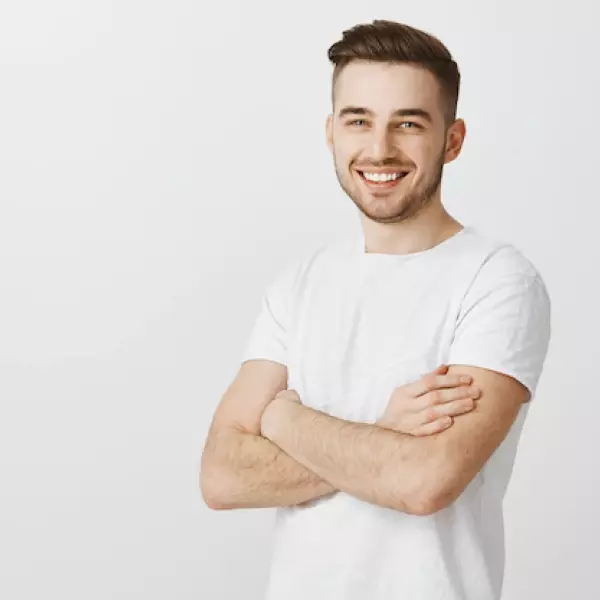 ein Typ in einem weißen T-Shirt