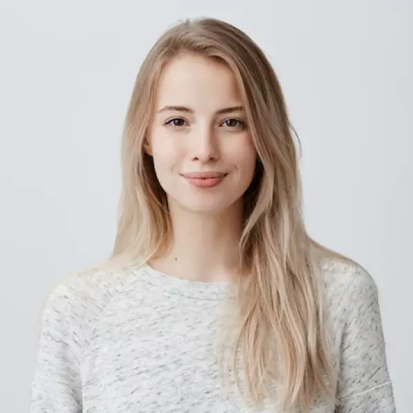 ein Mädchen mit blonden Haaren