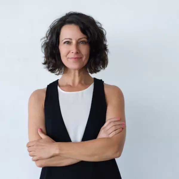 eine Frau mit kurzem, dunklem Haar