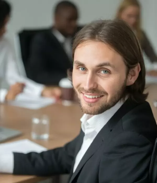un hombre con pelo largo y traje